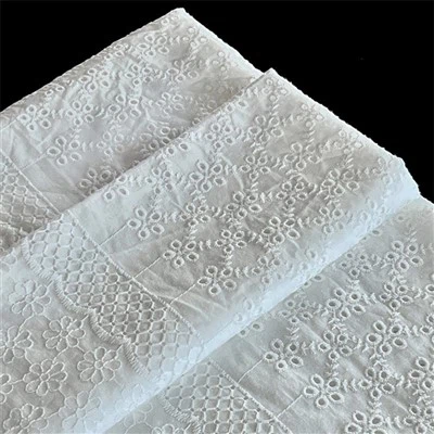 Schlichter weißer Baumwollstoff mit Ösenstickerei